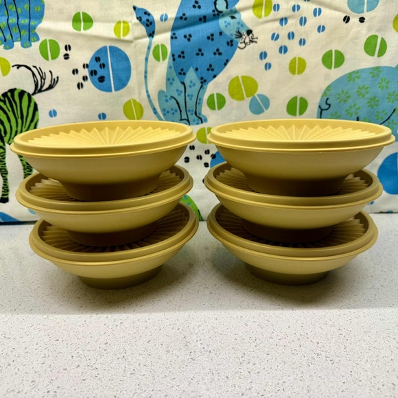 VINTAGE TUPPERWARE HARVEST GOLD SALAD BOWL SET 6 BOWLS & SERVING BOWL - Picture 3 of 5